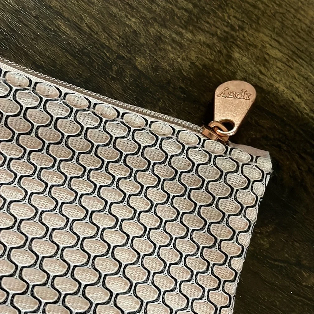 Ipsy Cosmetic Case‎ * 7.5